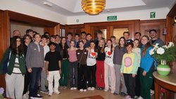 Die gesamte Gruppe mit ihren Lehrkräften Isabell Langenbacher, Christian Jäkel und Robin Walter im Hotel San Marco. 