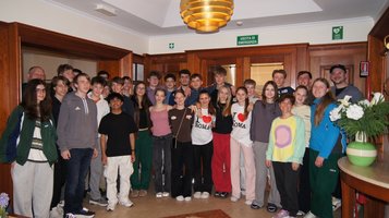 Die gesamte Gruppe mit ihren Lehrkräften Isabell Langenbacher, Christian Jäkel und Robin Walter im Hotel San Marco. 