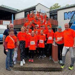 Mit ihren orangefarbenen T-Shirts waren die Läuferinnen und Läufer, die für das OHG an den Start gingen, überall gut sichtbar. (Foto: Freundeskreis des OHG)