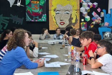 Die griechischen und die deutschen Schüler*innen tauschten sich im Rahmen von Workshops über die unterschiedlichen Organisationsstrukturen schülerseitiger Partizipation aus. (Foto: Christos Gakas)
