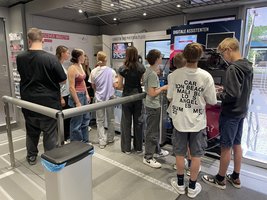 Mithilfe einer VR-Brille kann man hier in einer virtuellen Umgebung einige Bauteile an einen Motor anbauen.