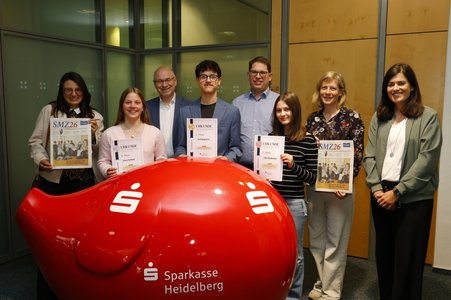 Prämierungsfeier in der Sparkasse: Anna (2.v.l.) und Lilla (3.v.r.) halten stolz ihre Urkunden in den Händen. (Veröffentlichung des Fotos mit freundlicher Genehmigung von Helmut Pfeifer)