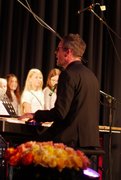 Die Leitung des Unterstufenchors hat Matthias Claudino inne.