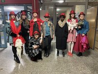 Nicht zu übersehen: Die Unterstufen-Theater-AG zieht durch die Gänge und macht spontane Aufführungen. (Foto: Dg)