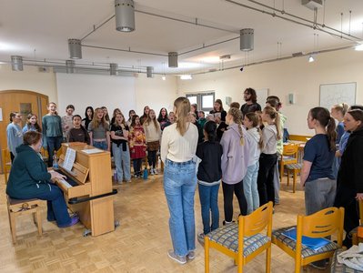 Chorleiterin Sabrina Neidig bei der Arbeit mit dem Mittel-/Oberstufenchor. (Foto: Wa)