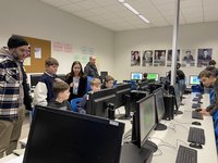 Spannende Aktivitäten auch im Informatikraum. (Foto: Dg)