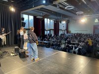 Die neue Schulband spielt zwei Lieder aus ihrem Repertoire. (Foto: Dg)