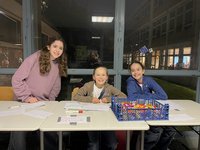 Wer beim Sport-Parcours mitmacht, bekommt auf jeden Fall ein paar Gummibärchen. (Foto: Dg)