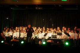 Am Ende des Konzerts holt Dr. Ingo Schmiedeberg alle 160 Mitwirkenden auf die Bühne, um sich zu bedanken.