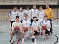 Die U18-Basketballmannschaft des OHG mit Trainer Sebastian Grimmelykhuizen. (Foto: Gy)
