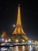 Immer wieder faszinierend: der Eiffelturm bei Nacht (Foto: Gr)