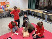 Beim Sanitätsteam kann man lernen, wie eine Herzdruckmassage funktioniert. (Foto: Dg)
