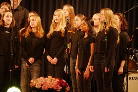 Die knapp 40 Sängerinnen und Sänger besuchen die Klassen 7 bis J2.