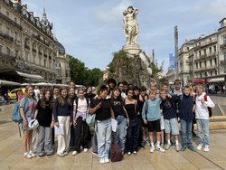 Die Austauschgruppe auf dem Place de la Comédie in Montpellier (Foto: Hw)