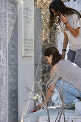 Eine deutsche und eine griechische Schülerin legen am Widerstandsdenkmal in Varvoulos Blumen nieder. (Foto: Christos Gakas)
