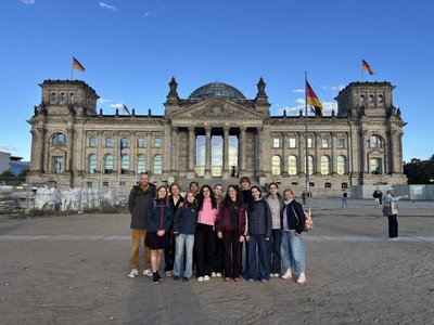 Der GK-Leistungskurs vor dem Reichstag in Berlin. Begleitet wurden die zehn Schülerinnen und Schüler von Felix Schmedt und Simone Meid.