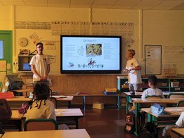 Fridolin erzählt den Kindern etwas über typisch deutsche Feste wie St. Martin. (Foto: Gr)