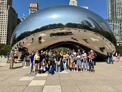 Die auf dem USA-Austausch befindliche Gruppe mit Anna Walz und Nicole Klasen sendet herzliche Grüße aus Chicago. (Foto: Kn)