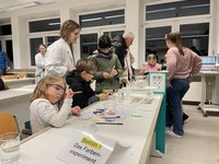 Die Mitmachstationen in der Chemie sind bei den Besuchern sehr beliebt. (Foto: Dg)