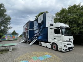 Der Schulhof der Albert-Schweitzer-Schule ist mehr oder weniger zugeparkt.