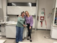 Frau Kaiser-Ehls und Frau Groß freuen sich, dass bei ihnen in der Chemie so viel los ist. (Foto: Dg)