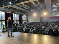 Herr Dr. Schmiedeberg begrüßt die Anwesenden in der Mensa. (Foto: Dg)