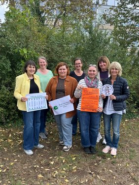Bei der Spendenübergabe für das Resilienztraining am OHG trafen sich die Organisatorinnen des Projekts mit Vertreterinnen des Kinderkleidermarkts. Von links nach rechts: Karin Schwarz, Cordula Schäfer, Nadine Peifer, Margarete Hormann, Martina Klefenz, Monique Enders und Annette Straub.