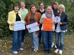 Bei der Spendenübergabe für das Resilienztraining am OHG trafen sich die Organisatorinnen des Projekts mit Vertreterinnen des Kinderkleidermarkts. Von links nach rechts: Karin Schwarz, Cordula Schäfer, Nadine Peifer, Margarete Hormann, Martina Klefenz, Monique Enders und Annette Straub.