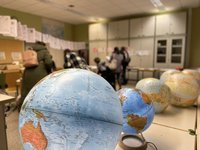 Im Geographie-Raum stehen viele Globusse, Globuli ... Globen! (Foto: Dg).