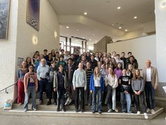 Das Gruppenfoto auf der Treppe gehört zum Rathausempfang wie das Baguette zu Frankreich! (Foto: Wl)
