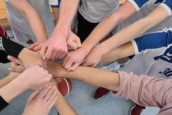 Hannes Bischoff, Damian Deglovič, Henry Ems, Tyler Gerspach, Ole Graff, Lukas Kohl, Henri Lindauer, Oscar Rieger, Julius Rath, Simon Reimer, Jasper Rouse und Niklas Schwarz – einer für alle, alle für einen. (Foto: Gy)
