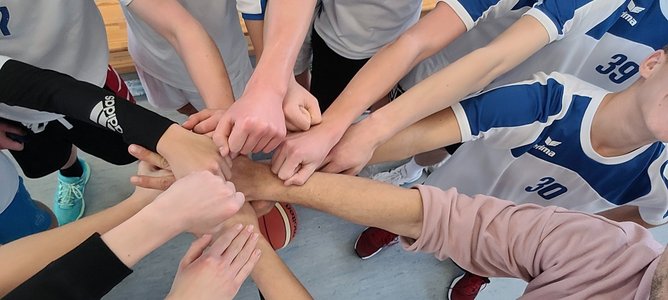Hannes Bischoff, Damian Deglovič, Henry Ems, Tyler Gerspach, Ole Graff, Lukas Kohl, Henri Lindauer, Oscar Rieger, Julius Rath, Simon Reimer, Jasper Rouse und Niklas Schwarz – einer für alle, alle für einen. (Foto: Gy)