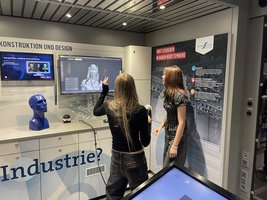 Mit einem 3D-Scanner kann man hier ein Objekt, z.B. das Gesicht der Freundin, einscannen. Der Scanvorgang wird dabei live am Bildschirm verfolgt und überprüft.