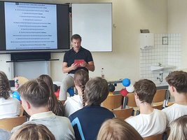 Jean-Christophe Tixier liest den Schüler*innen der Klassen 10b und 10d aus seinem neuesten Jugendroman "Guilty" vor.