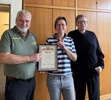 Klaus Kepert übergibt Heike Hellwarth und Schulleiter Christin Annuschat eine Danksagung des ukrainischen Waisenhauses (Foto: Hw)