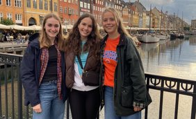 Kalina, Ela und Josephine (hier am Nyhavn) begaben sich in Kopenhagen auf die Spuren einer nachhaltigen Stadtentwicklung. 