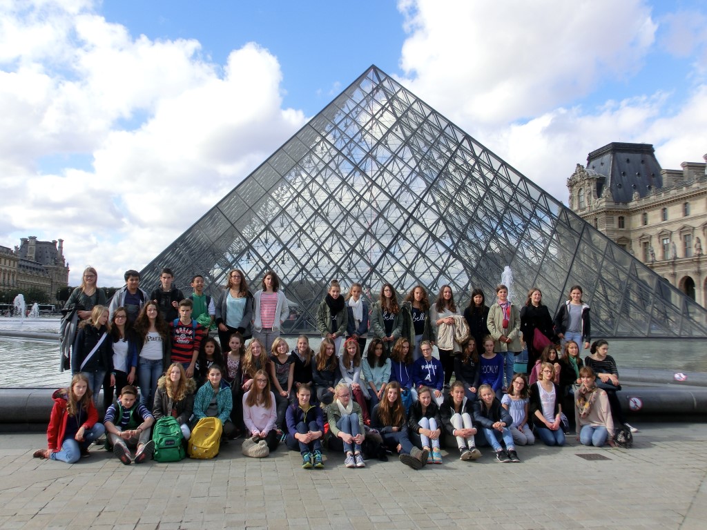 Vor dem Louvre in Paris